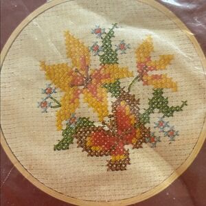 Vogart Crafts Lilies Counted Cross Stitch Kit (Style #2012 E) 4" floral vintage